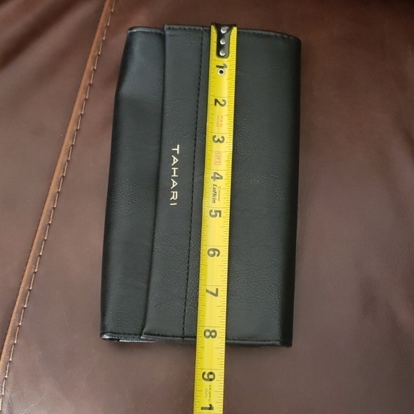 Tahari Identity Protect Lining Wallet. - Picture 7 of 8